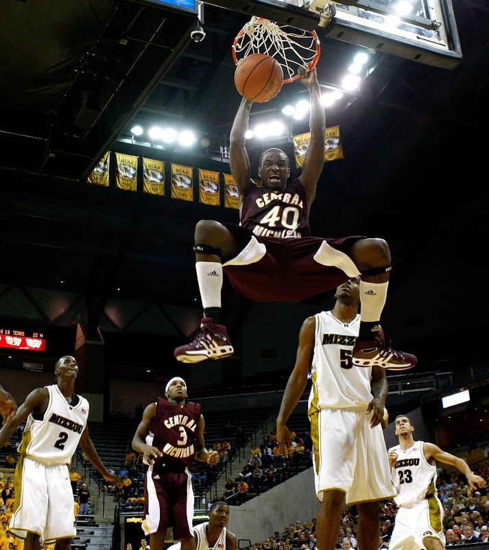 Marcus Van að troða fyrir Central Michigan.