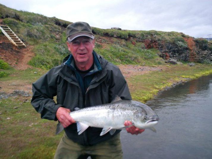 Veiðimaður með lax úr Blöndu í morgun af Breiðunni