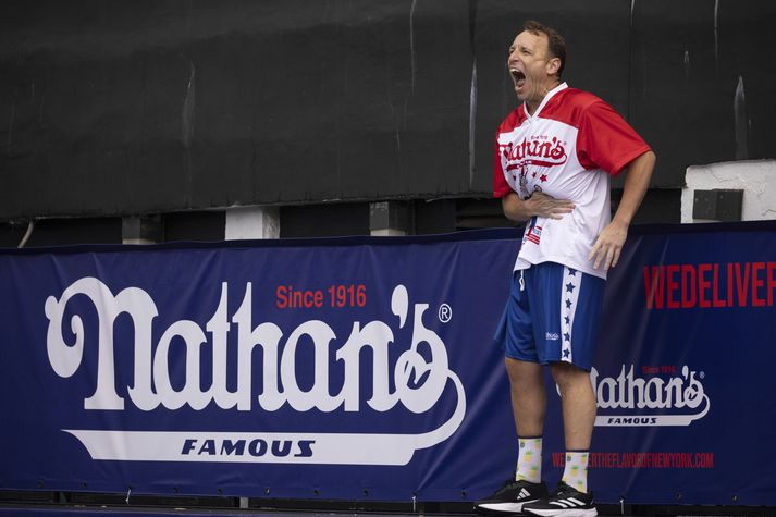 Joey Chestnut fagnaði enn á ný sigri í keppninni á Coney Island.