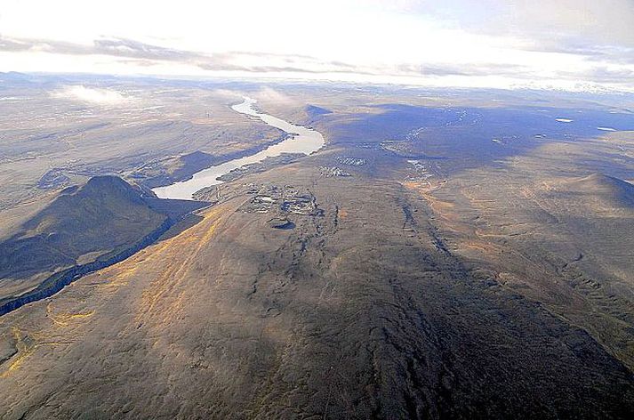 Séð yfir stíflustæðið. Myndin er tekin um miðjan október.