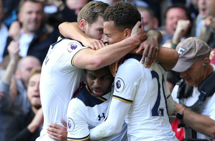 Tottenham varð um helgina fyrsta liðið til að leggja Manchester City að velli. Hér fær Danny Rose kram frá Jan Vertonghen og Dele Alli.