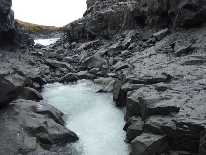 Síðan þessi mynd var tekinn við Steinboga hefur laxastigi verið byggður og laxfiskar teknir að streyma upp eftir.