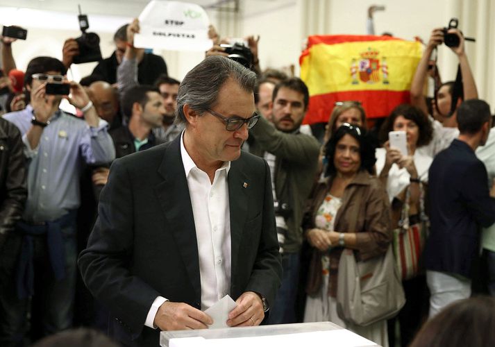 Artur Mas, forseti sjálfsstjórnarhéraðsins Katalóníu, greiðir atkvæði sitt í morgun.