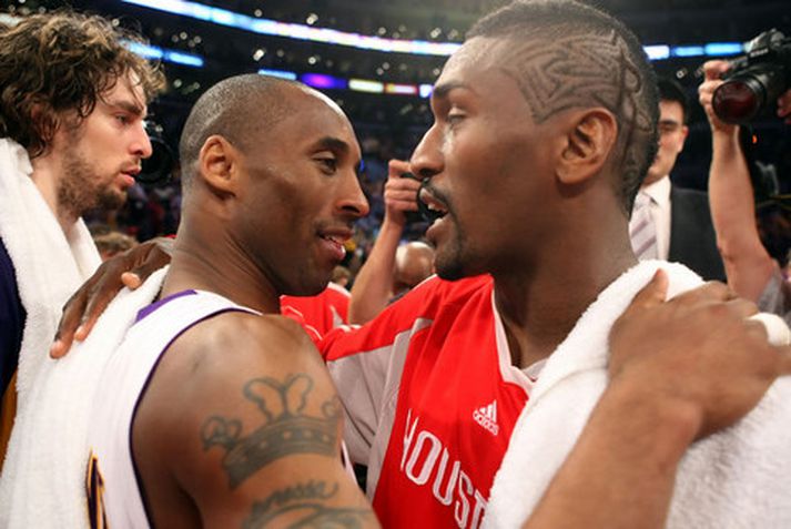 Kobe og Ron Artest faðmast í leikslok en þeir tókust fast á.