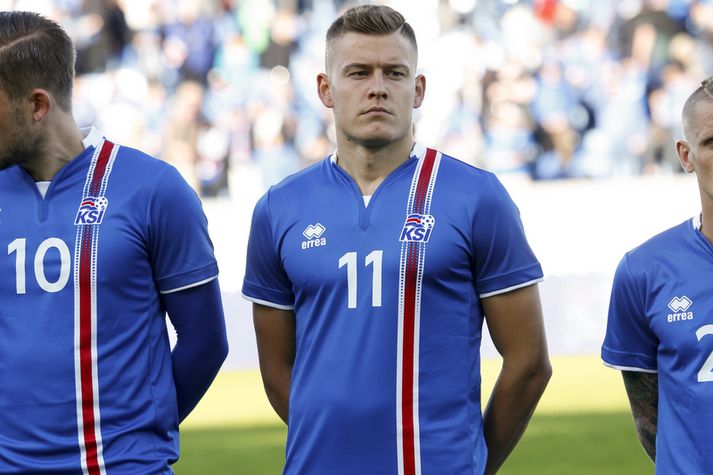 Alfreð Finnbogason í Errea-treyjunni sem strákarnir okkar verða í á EM.