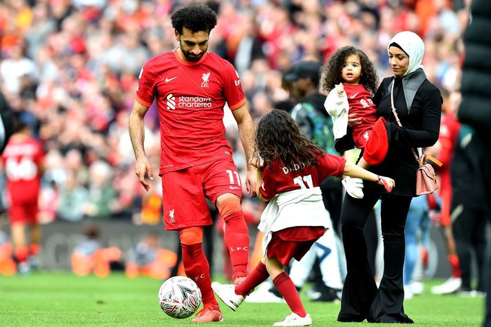 Mohamed Salah leikur sér við dóttur sína Makka á Anfield en eiginkonan Maggi og yngri dóttirin Kayan fylgjast með.