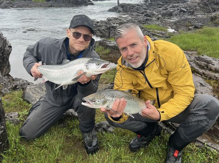 Addi Fannar og Sigurjón með fyrstu laxana úr Langá. Veiðistaðurinn Strengir og Fossinn Skuggi sjást fyrir aftan.