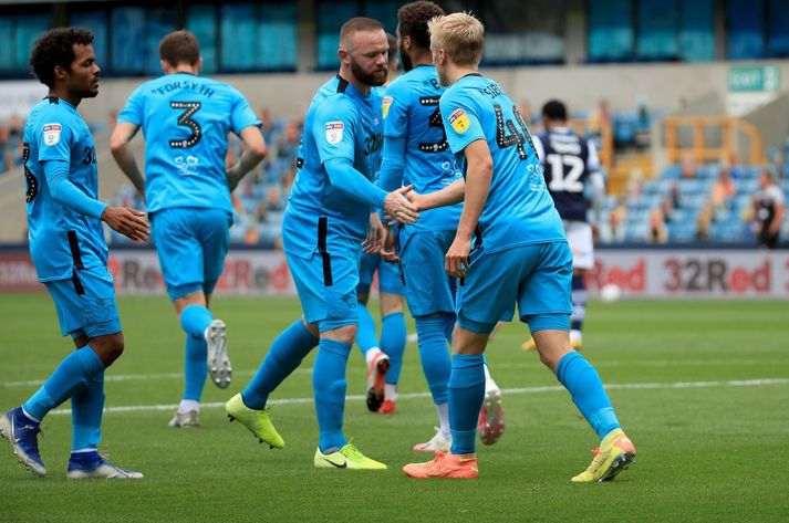 Louie Sibley fær spaðafimmu frá Wayne Rooney eftir að hafa skorað gegn Millwall í dag.