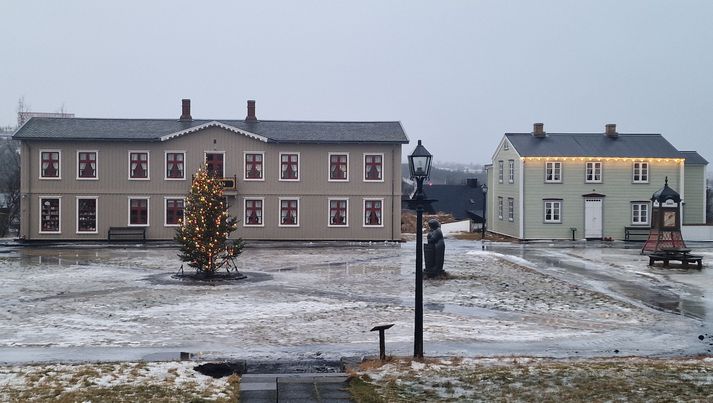 Húsin á Árbæjarsafni eru komin í jólabúning en það er ekki fyrir alla að komast að þeim þessa stundina. 