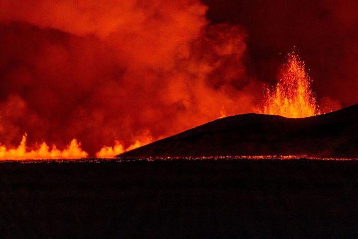 Landið lækkaði lítillega á meðan á gosinu stóð en landnris hófst aftur um leið og því lauk.