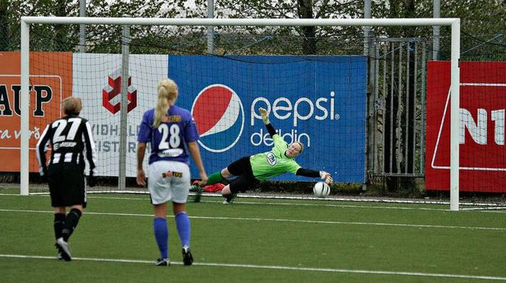 Sandra Sigurðardóttir með hönd á boltanum en inn fór hann.