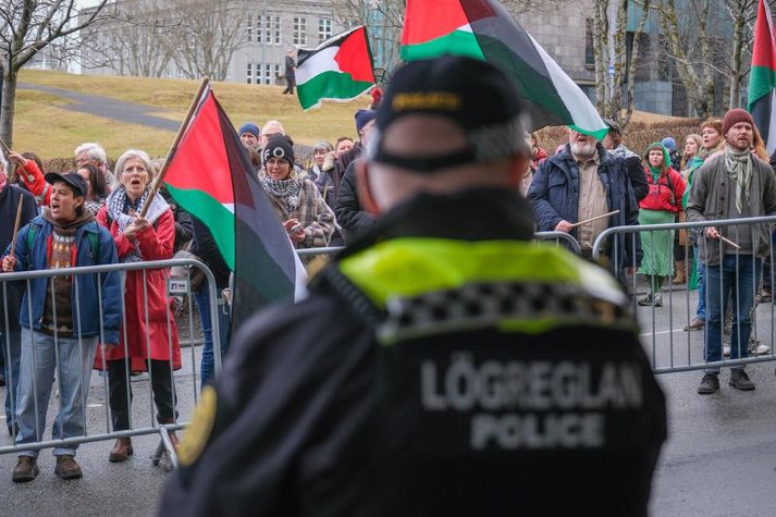 Lögregla stendur vaktina við forsætisráðuneytið við Hverfisgötu.