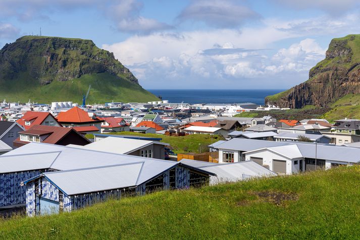 Vestmannaeyjabæ er gefið að sök að hafa brotið gegn lögum um jafna meðferð utan vinnumarkaðar. Forsvarsmenn bæjarins hafna því algjörlega.