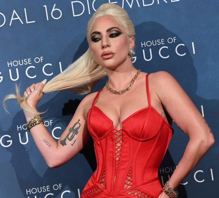Lady Gaga hefur haft í nógu að snúast og er nú trúlofuð.