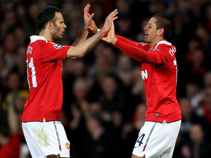 Javier Hernandez þakkar Ryan Giggs fyrir stoðsendinguna í gær.