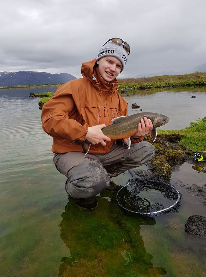 Þórarin Helgason með væna bleikju úr Þingvallavatni.