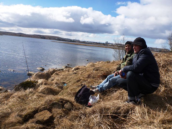 Í skjóli vestan við brúna, sem aðskilur Elliðavatn og Helluvatn, voru nokkrir útlendingar við veiðar. Þeir sögðust hafa séð þónokkuð af fiski en ekki fengið neitt.