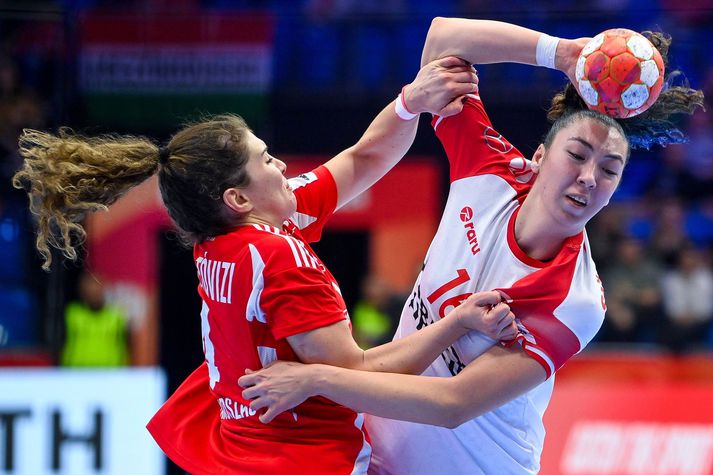 Petra Fuzi-Tovizi og Bugu Sonmez í baráttu í leik Ungverjalands og Tyrklands á EM kvenna í handbolta.