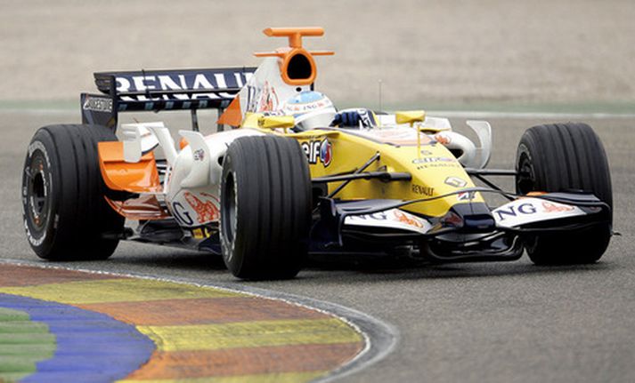 Fernando Alonso í Renault-bifreið sinni í dag.
