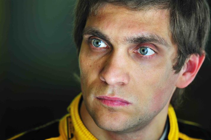 Vitaly Petrov ekur með Renault og er nýliði á árinu í Formúlu 1.