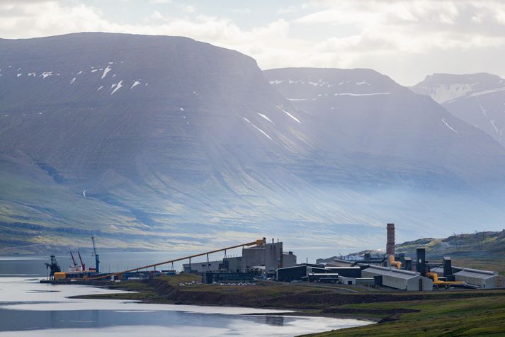 Aukin krafa um samdrátt í losun stóriðju fylgir ákvörðun stjórnvalda um að nýta sér sveigjanleika til að færa losunarheimildir hennar yfir til eigin nota. Álverið í Reyðarfirði er á meðal þeirra stóriðjufyrirtækja sem falla undir ETS-viðskiptakerfið hér á landi.