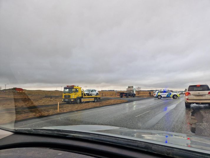 Lokað var fyrir umferð um veginn í skamma stund.