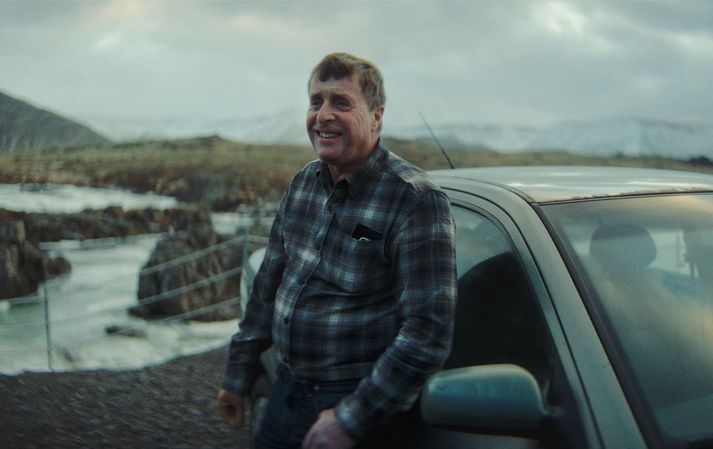 Jómundur Ólason, sauðfjárbóndi í Borgarfirði, við Skoda Octavia bílinn sinn sem var ekinn rúmlega 1.000.000 km.