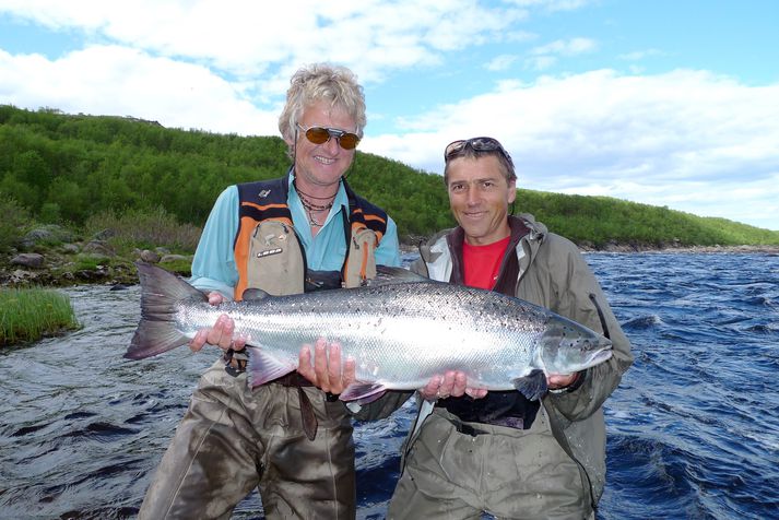 Árni Baldursson með fallegan lax úr Yokanga ánni á Kólaskaga