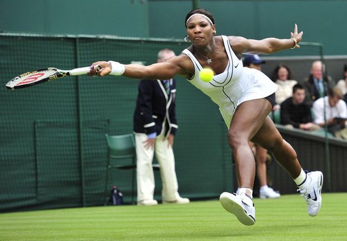 Serena Williams hóf titilvörn sína á Wimbledon meistaramótinu í tennis í dag með því að leggja Aravane Rezai að velli í fyrstu umferð.