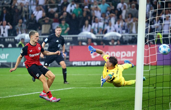 Florian Wirtz skorar sigurmark Bayer Leverkusen gegn Borussia Mönchengladbach.