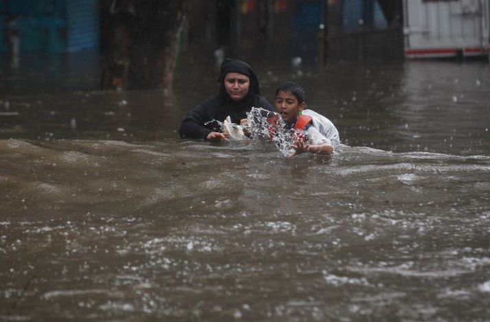 Mumbai er á floti en úrhelli er enn spáð næsta sólahringinn.