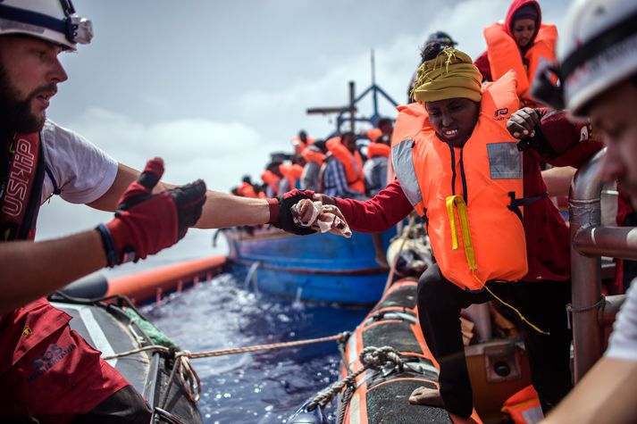 Björgunarsveitarmenn á vegum SOS Mediterranee björguðu 629 manns um helgina.