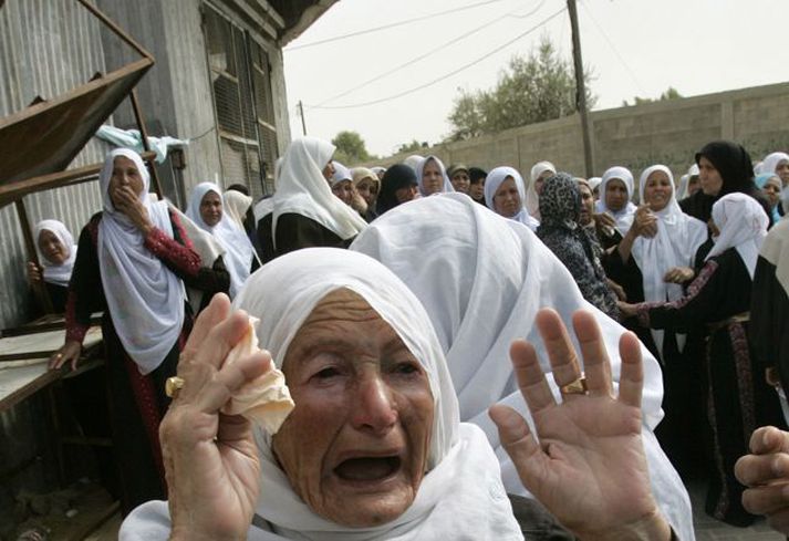 Jarðarför í Beit Lahija. Ættingi eins af palestínsku stríðsmönnunum, sem féllu í árás Ísraelshers í gærmorgun, fórnar höndum í jarðarför hans, sem fór fram strax í gær. Ísraelski herinn beitti bæði skriðdrekum og þyrlum í árásinni auk fótgönguliða.