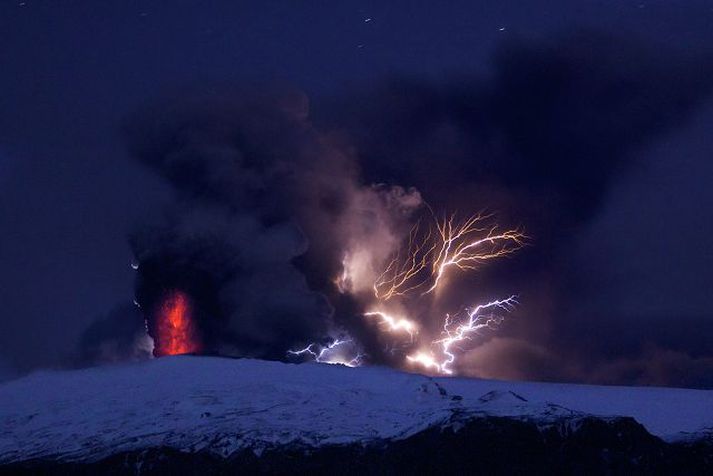 Þegar eldgos verður undir jökli, sjó eða vatni verða meiri eldingar en ella, segir á vef Almannavarna. Eldingarnar verða vegna rafhleðslu í gosmekkinum. Hleðslan verður til í gígnum við samspil vatns og kviku. Fréttablaðið/Vilhelm