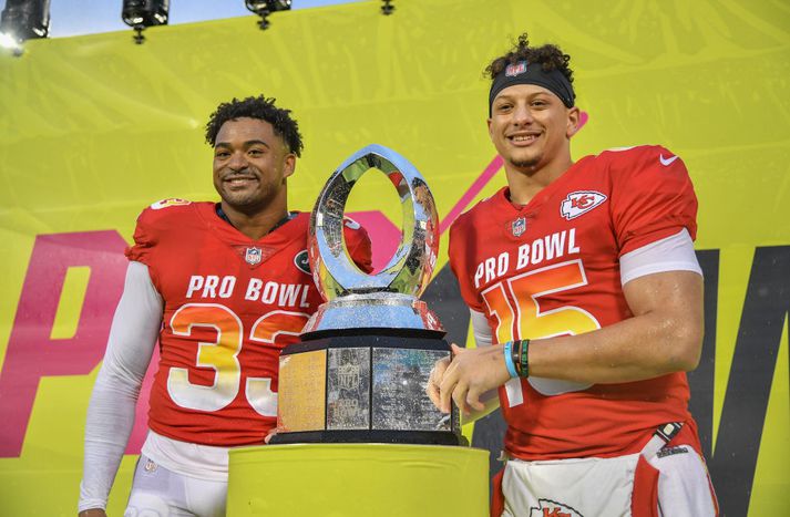 Mahomes og Adams voru bestu menn leiksins. Fengu þeir nýjan bíl í verðlaun.