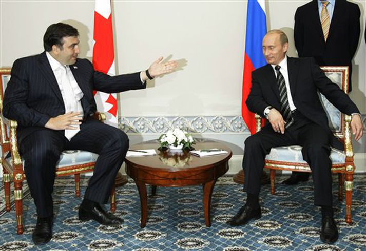 Georgíski forsetinn Mikhail Saakashvili (til vinstri) og rússneski forsetinn Vladimir Putin (til hægri).