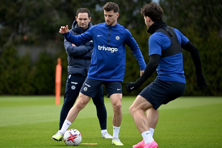 Frank Lampard fylgist með Mason Mount á æfingu Chelsea í dag.