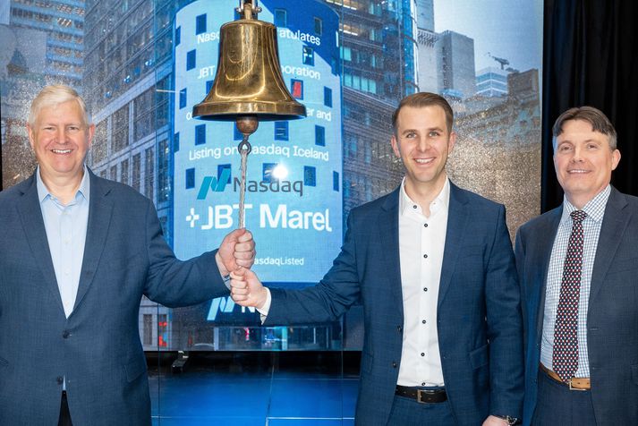 Brian Deck, forstjóri JBT Marel, Árni Sigurðsson, aðstoðarforstjóri JBT Marel og Magnús Harðarson, forstjóri Nasdaq Iceland, þegar bjöllunni var hringt á fyrsta degi viðskipta með bréf í JBT Marel.