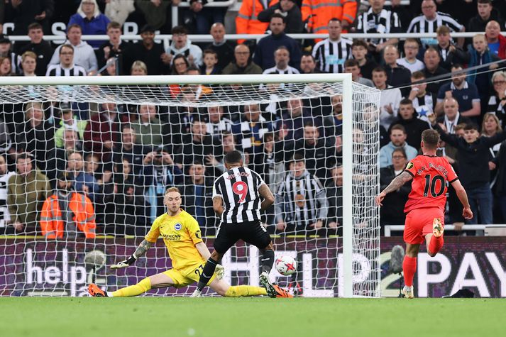 Callum Wilson skorar hér þriðja mark Newcastle í kvöld.