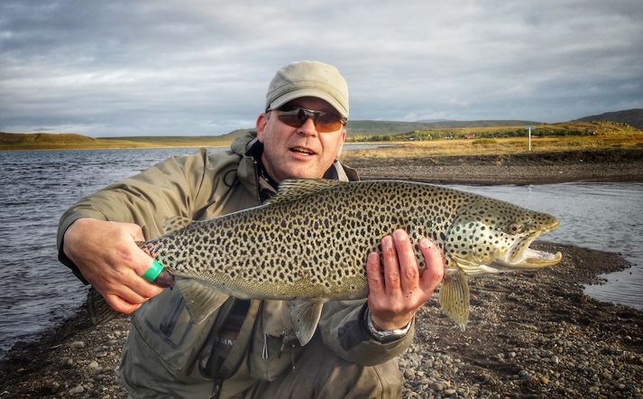 Halldór Gunnarsson með flottann urriða úr Þingvallavatni