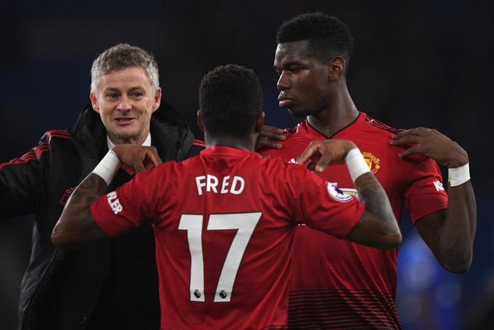 Ole Gunnar Solskjær fagnar sigri með Paul Pogba og Fred.