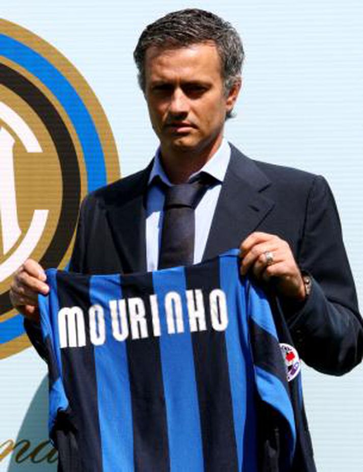 Mourinho með búning Inter.