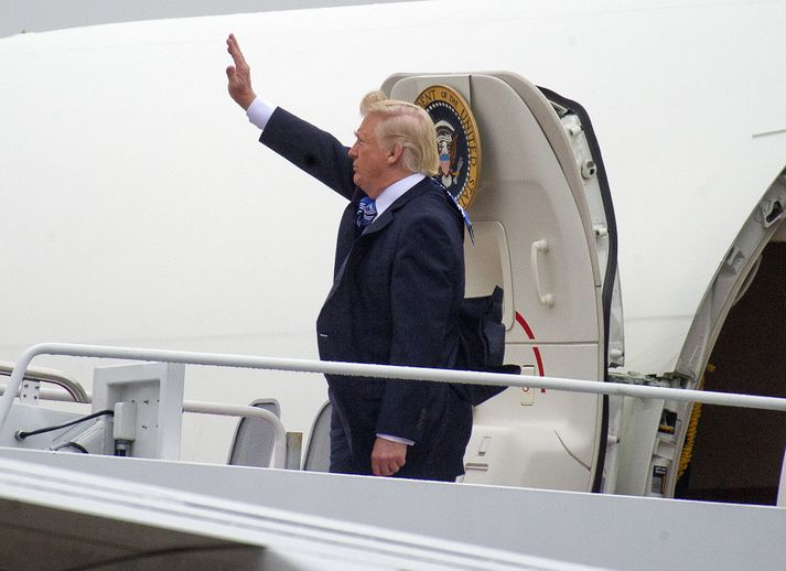 Donald Trump, Bandaríkjaforseti, rétt áður en hann stígur inn í Air Force One.