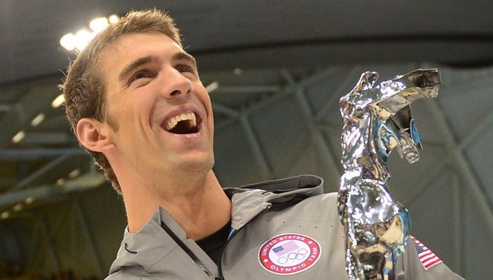 Phelps með bikarinn frá Alþjóðasundsambandinu í gær.