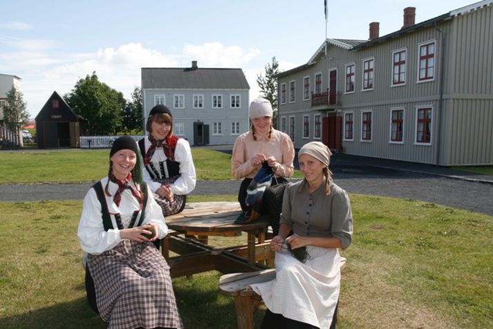 Frá Árbæjarsafni. 19. júní er hátíðisdagur þar sem því er fagnað að 19. júní 1915 fengu konur á Íslandi kosningarétt til Alþingis þegar konungur samþykkti nýja stjórnarskrá. 