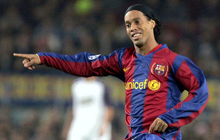 Ronaldinho í leik með Barcelona.