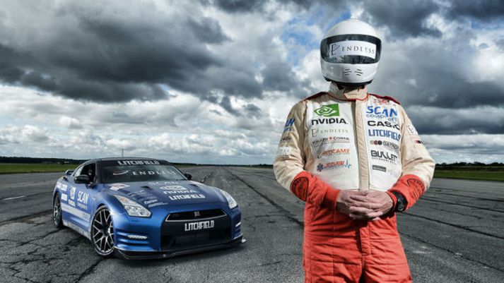 Mike Newman og Nissan GT-R bíllinn sem hann ók.