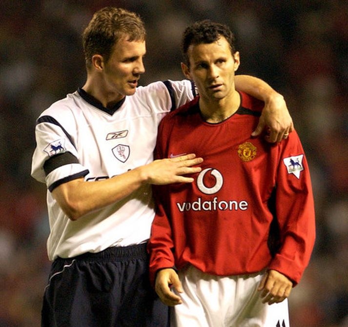 Guðni Bergsson og Ryan Giggs ræða málin eftir leik Bolton og Manchester United í september árið 2002.