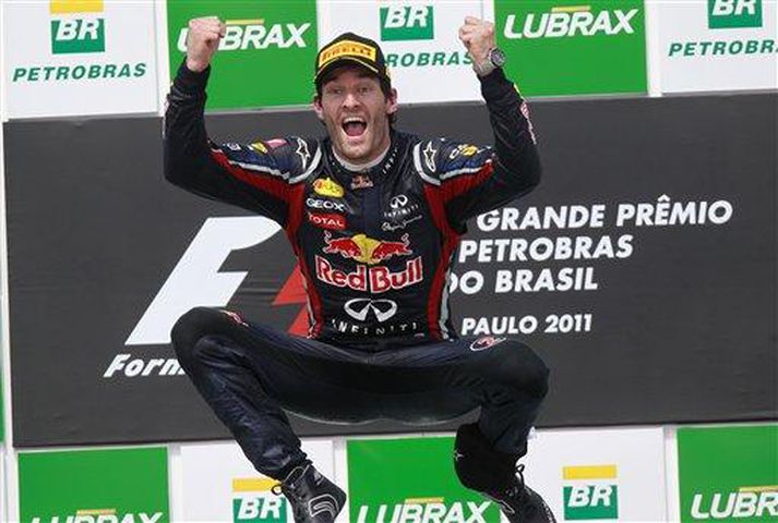 Mark Webber fagnar sigrinum i Brasilíu í dag.