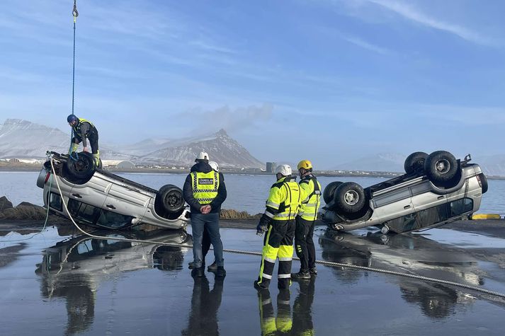 Bílarnir tveir sem aldan hrifsaði í sjóinn á mánudagsmorgun eru komnir á þurrt land.